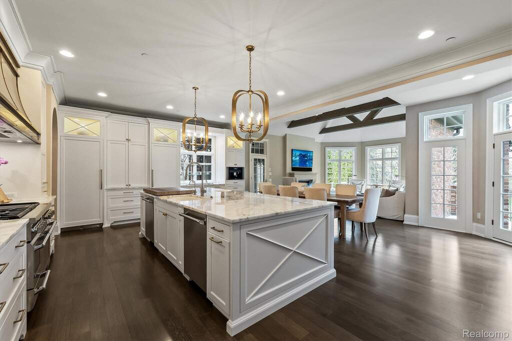 6 Bedroom Single Family Home/House's Image 13