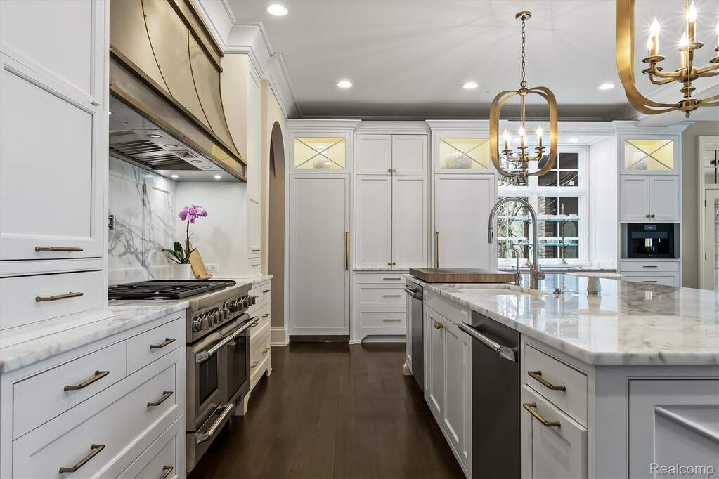 6 Bedroom Single Family Home/House's Image 14