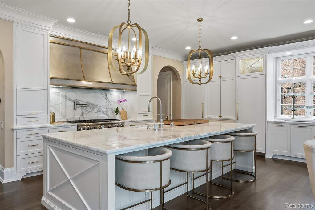 6 Bedroom Single Family Home/House's Image 16
