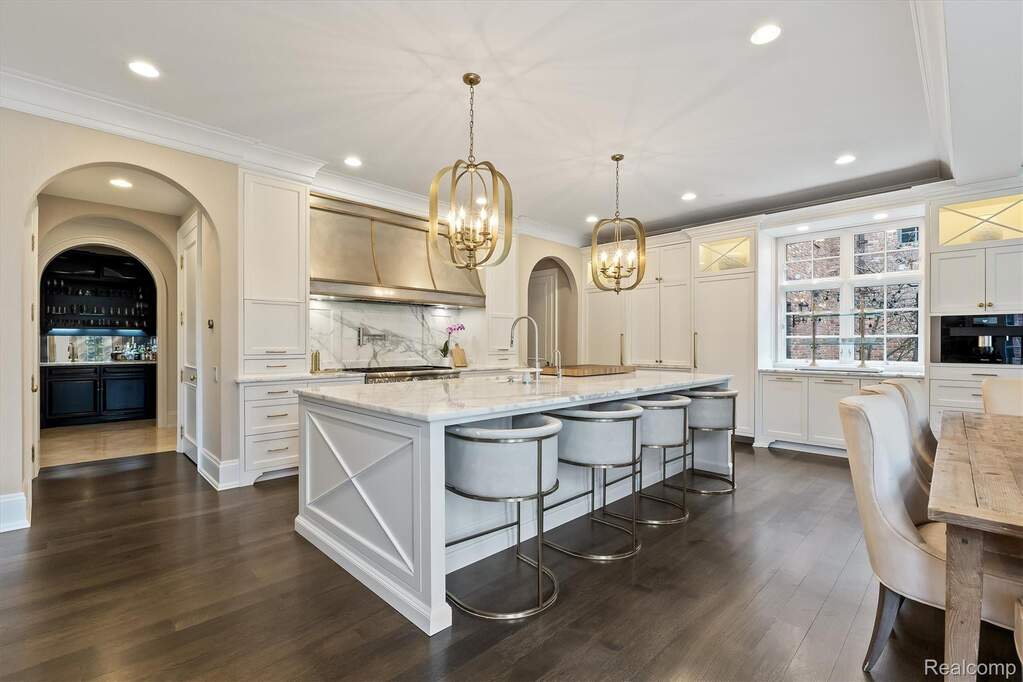 6 Bedroom Single Family Home/House's Image 17
