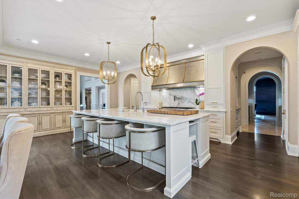 6 Bedroom Single Family Home/House's Image 18