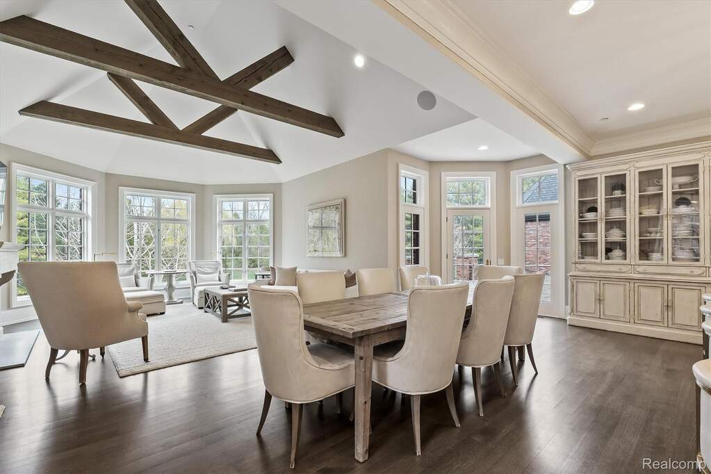 6 Bedroom Single Family Home/House's Image 19