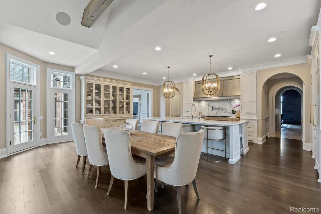 6 Bedroom Single Family Home/House's Image 20