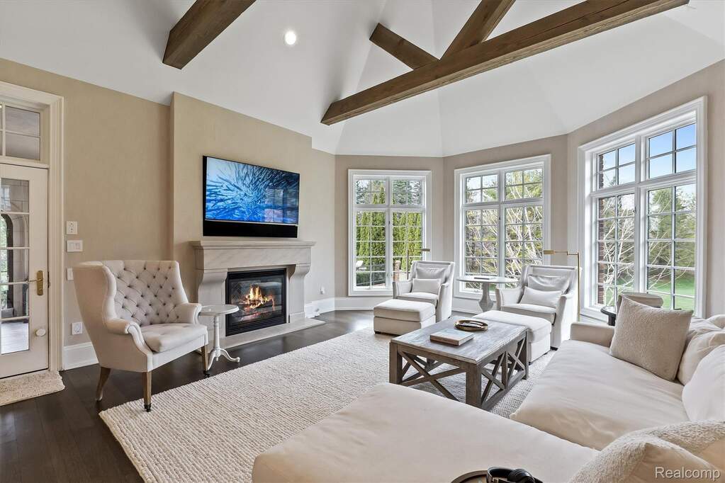 6 Bedroom Single Family Home/House's Image 21