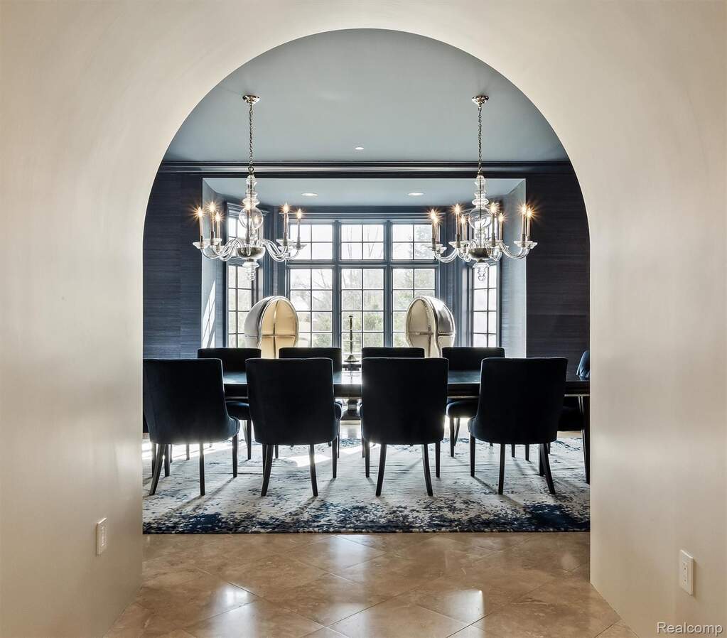 6 Bedroom Single Family Home/House's Image 24