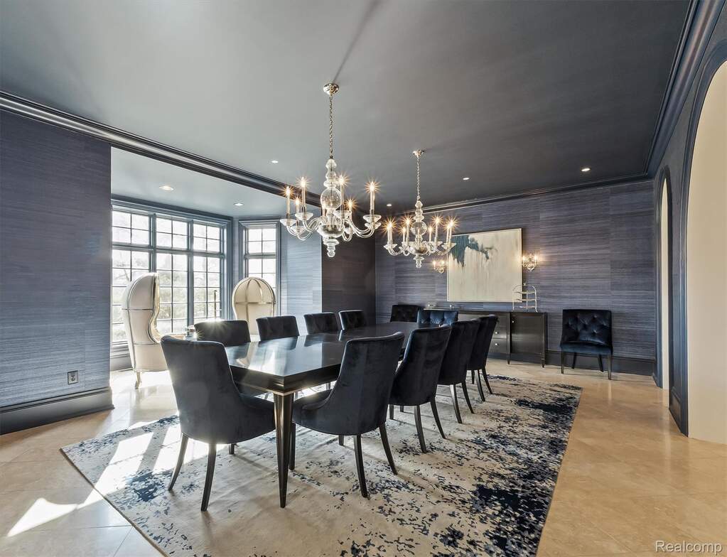 6 Bedroom Single Family Home/House's Image 26