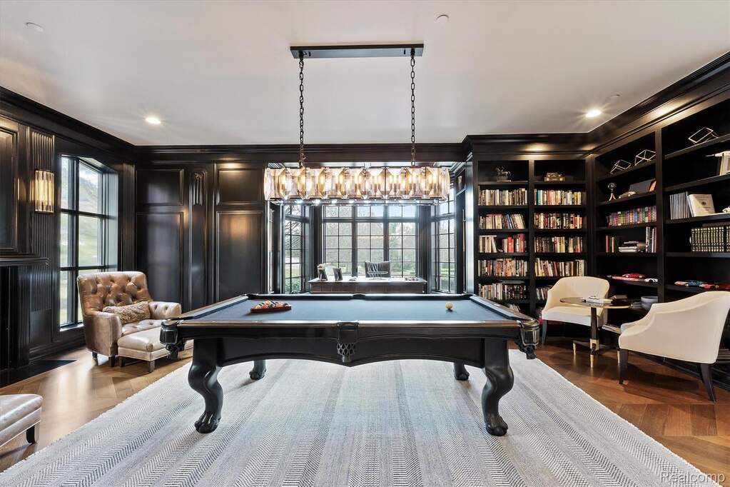 6 Bedroom Single Family Home/House's Image 29
