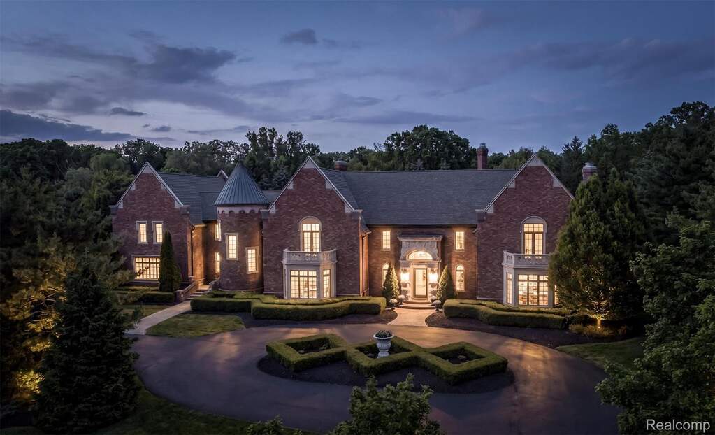 6 Bedroom Single Family Home/House's Image 3