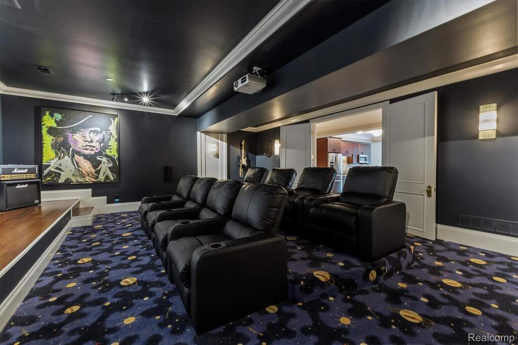 6 Bedroom Single Family Home/House's Image 60