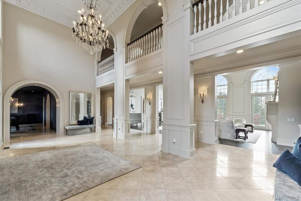 6 Bedroom Single Family Home/House's Image 4