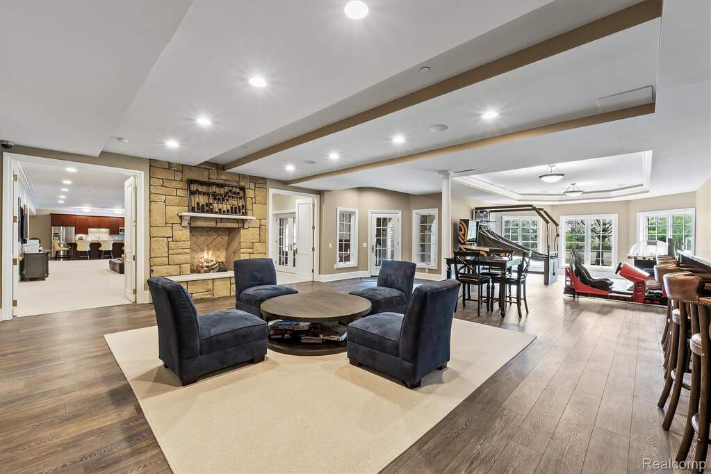 6 Bedroom Single Family Home/House's Image 69
