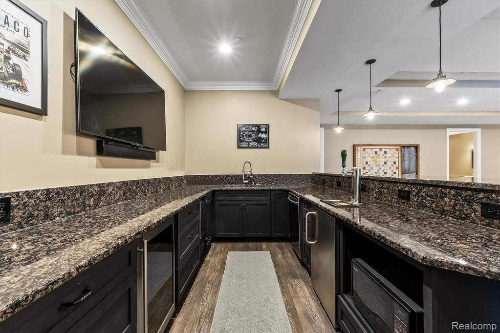 6 Bedroom Single Family Home/House's Image 72