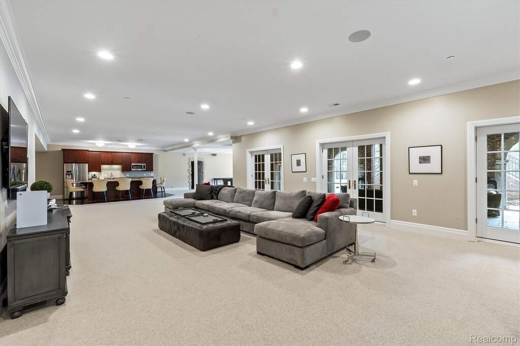 6 Bedroom Single Family Home/House's Image 76
