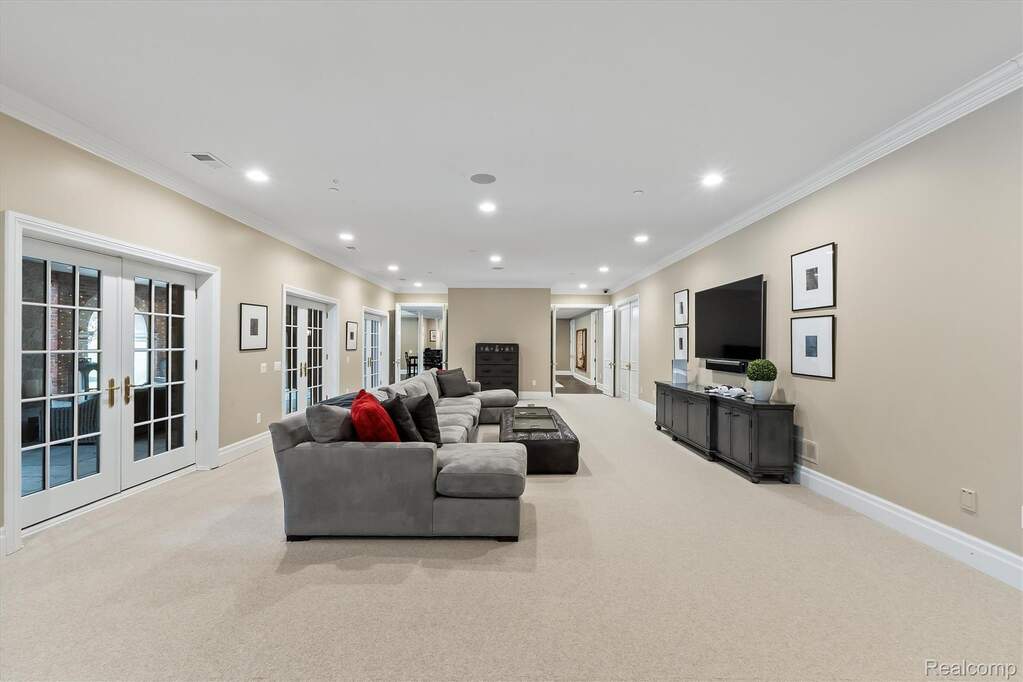 6 Bedroom Single Family Home/House's Image 77