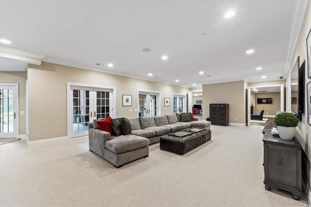 6 Bedroom Single Family Home/House's Image 78