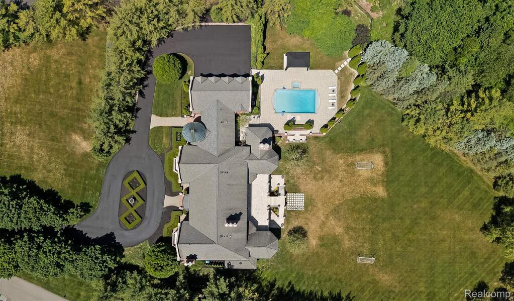 6 Bedroom Single Family Home/House's Image 84