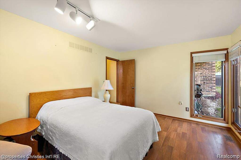 4 Bedroom Single Family Home/House's Image 34