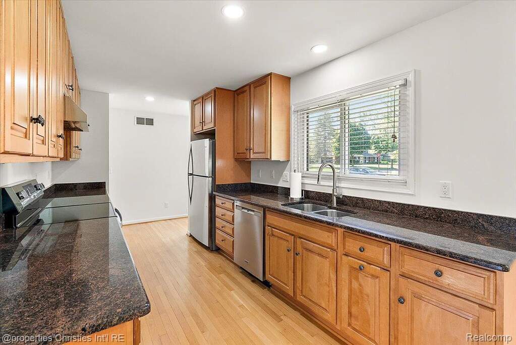5 Bedroom Single Family Home/House's Image 11