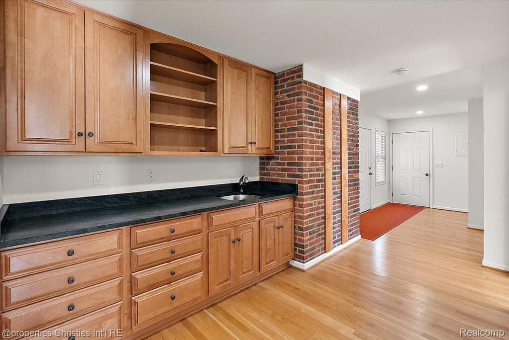 5 Bedroom Single Family Home/House's Image 13