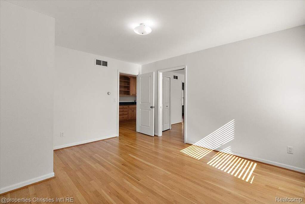 5 Bedroom Single Family Home/House's Image 15