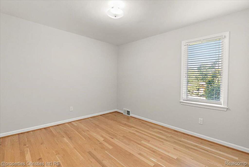 5 Bedroom Single Family Home/House's Image 27