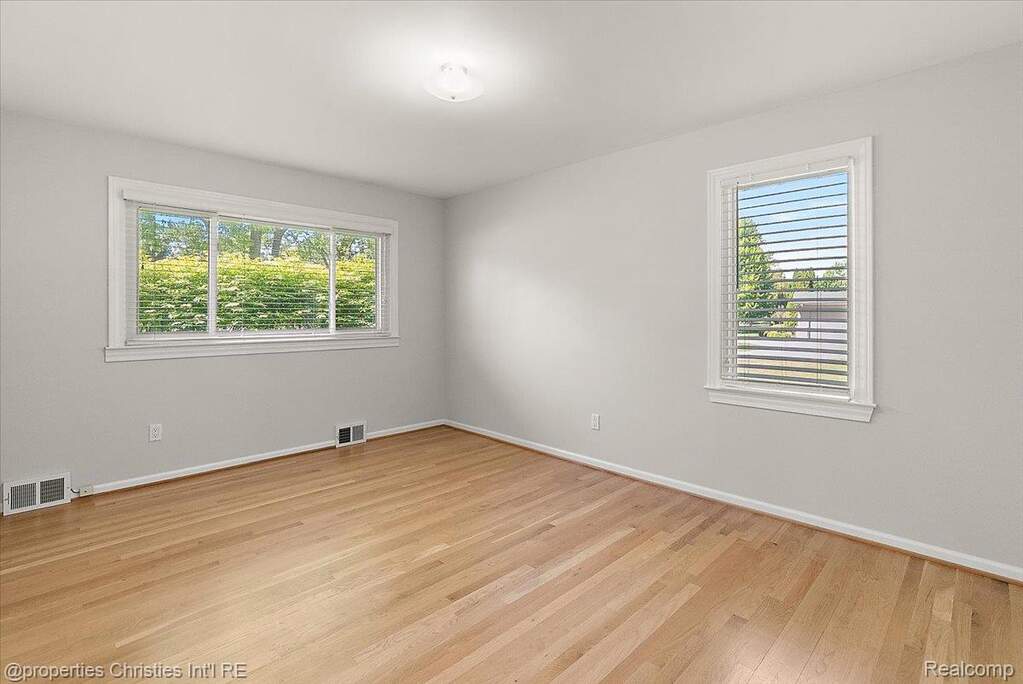 5 Bedroom Single Family Home/House's Image 29