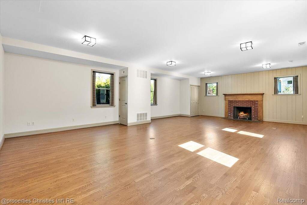 5 Bedroom Single Family Home/House's Image 37
