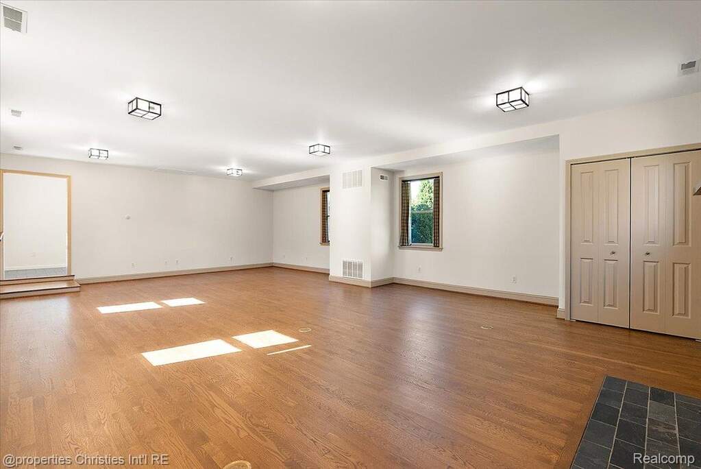 5 Bedroom Single Family Home/House's Image 39