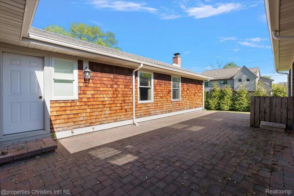 5 Bedroom Single Family Home/House's Image 44