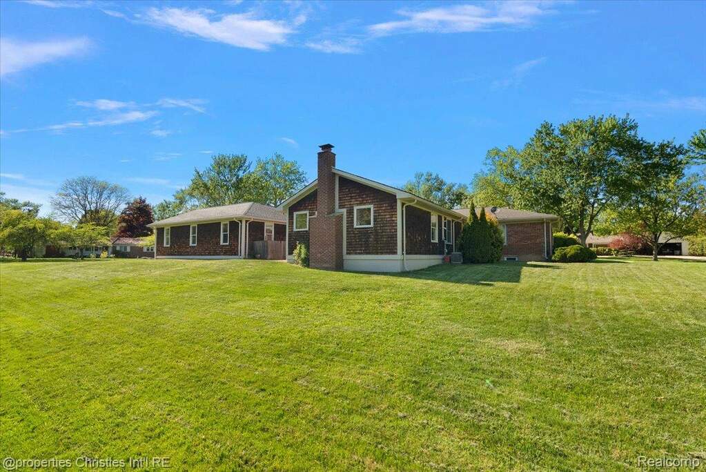 5 Bedroom Single Family Home/House's Image 48