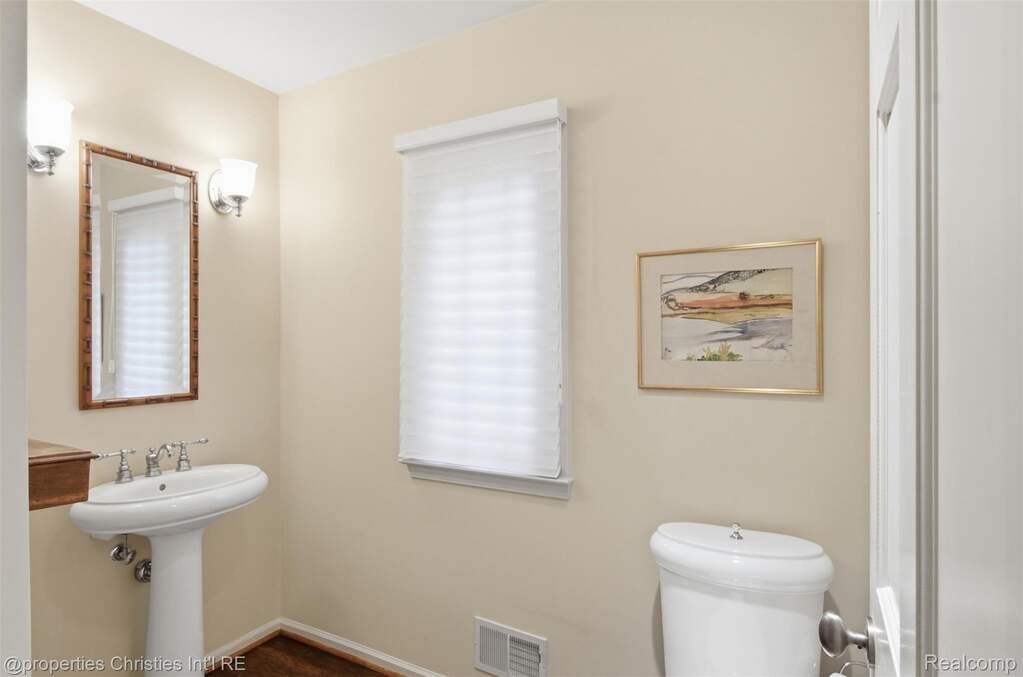 4 Bedroom Single Family Home/House's Image 9