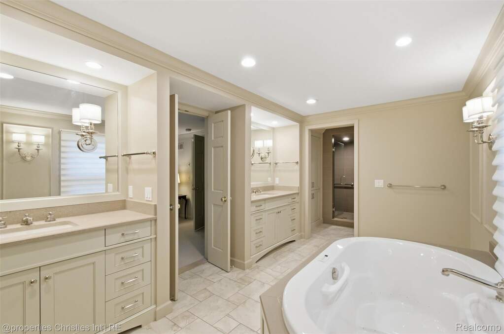 4 Bedroom Single Family Home/House's Image 25