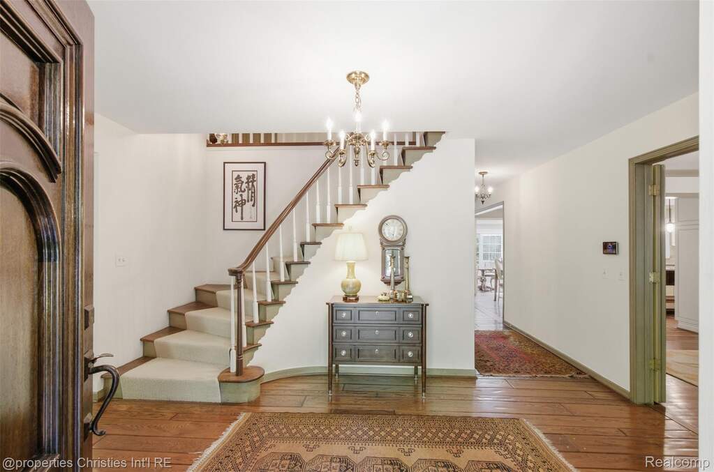 4 Bedroom Single Family Home/House's Image 3