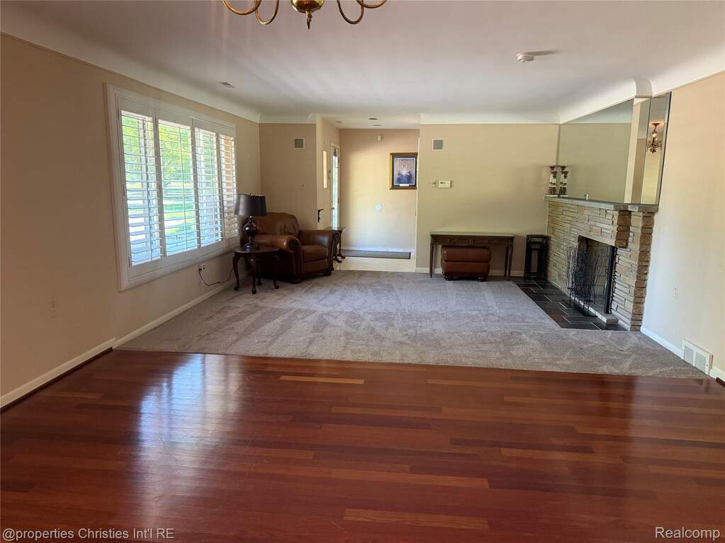 6 Bedroom Single Family Home/House's Image 13