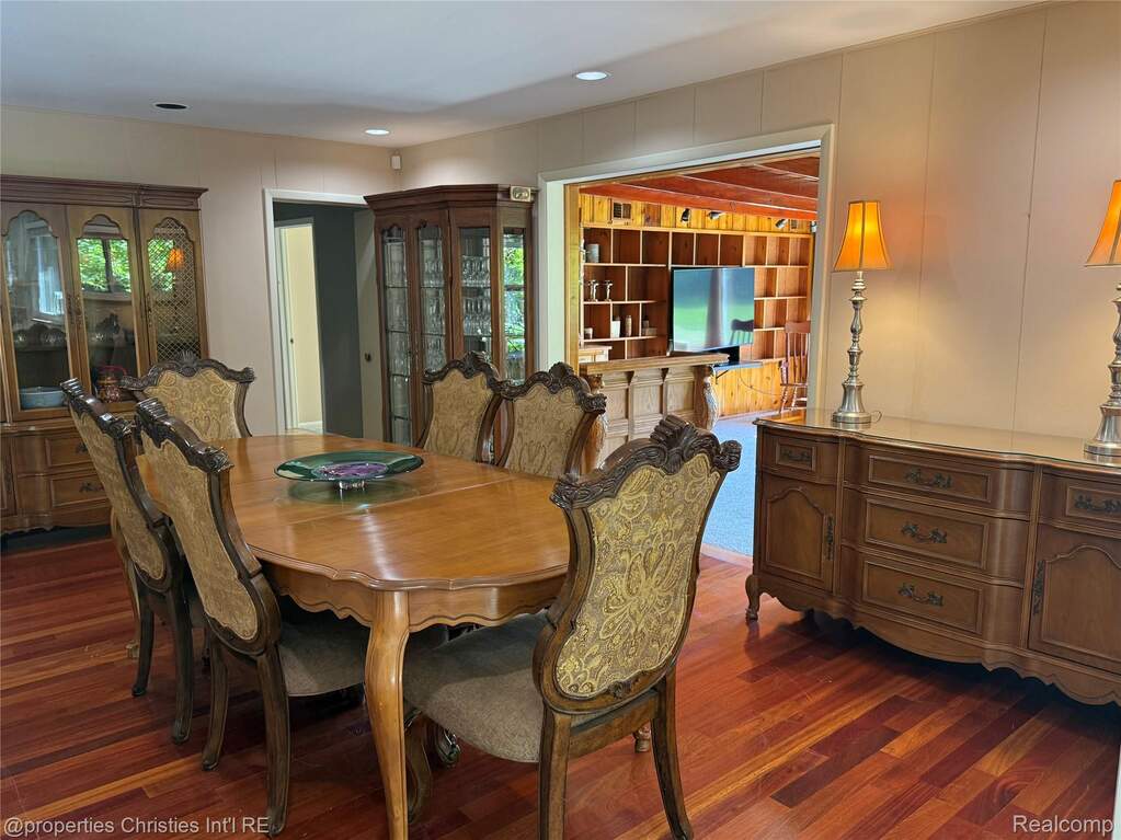 6 Bedroom Single Family Home/House's Image 16
