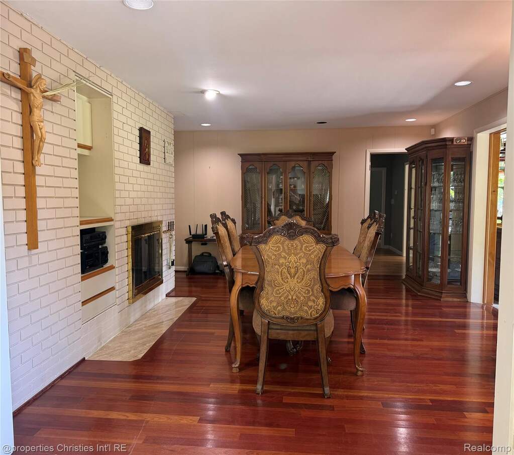 6 Bedroom Single Family Home/House's Image 17
