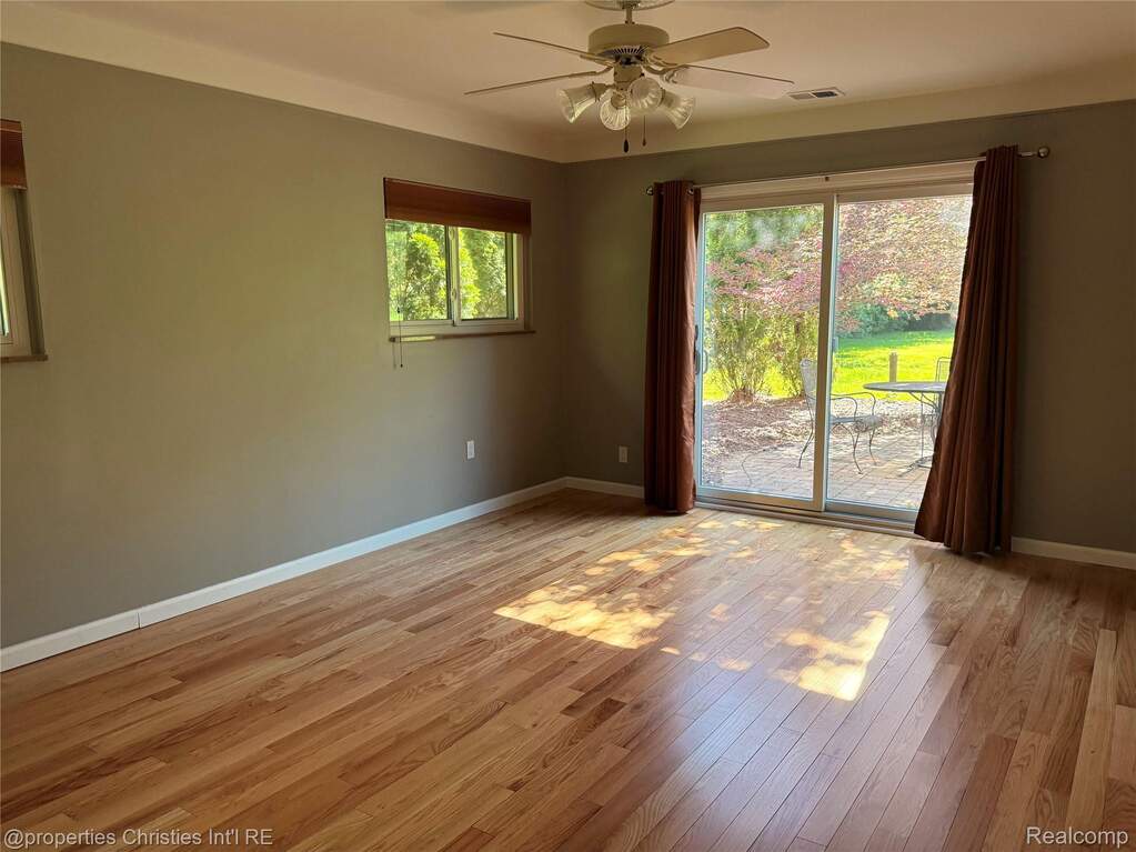 6 Bedroom Single Family Home/House's Image 22