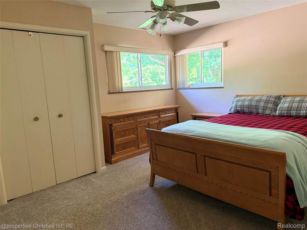 6 Bedroom Single Family Home/House's Image 25