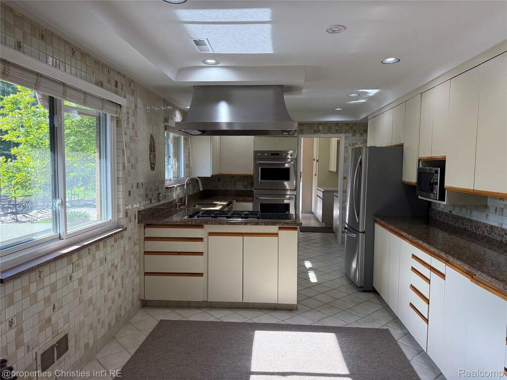 6 Bedroom Single Family Home/House's Image 34