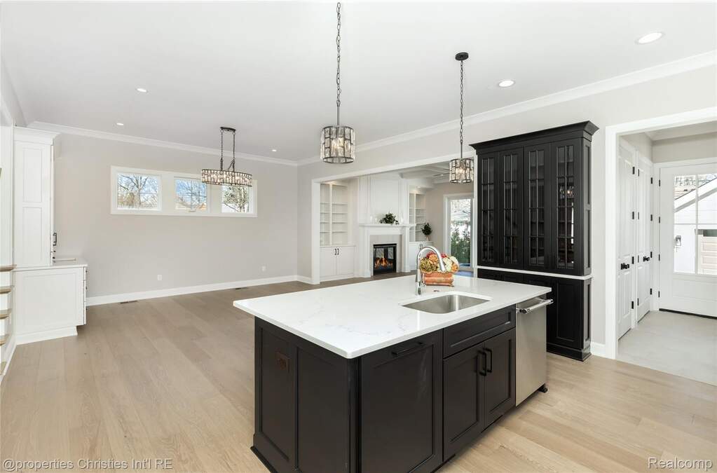 5 Bedroom Single Family Home/House's Image 10