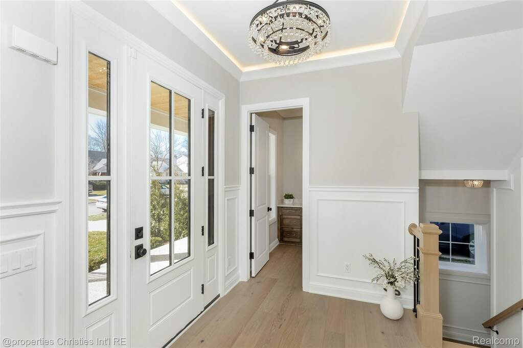 5 Bedroom Single Family Home/House's Image 16