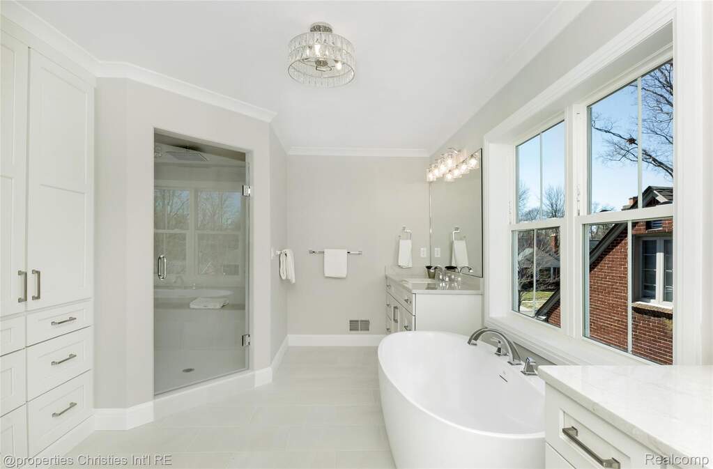 5 Bedroom Single Family Home/House's Image 28