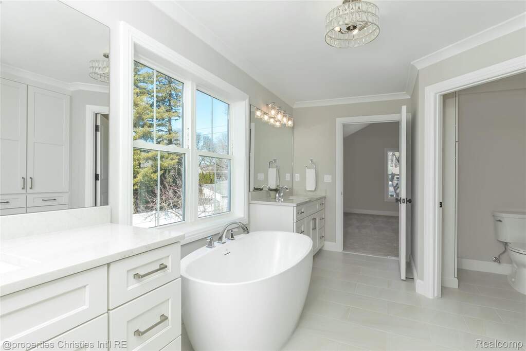 5 Bedroom Single Family Home/House's Image 29