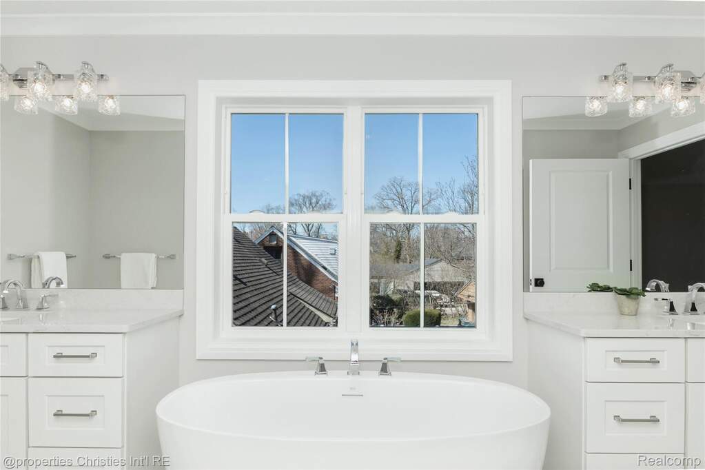 5 Bedroom Single Family Home/House's Image 31
