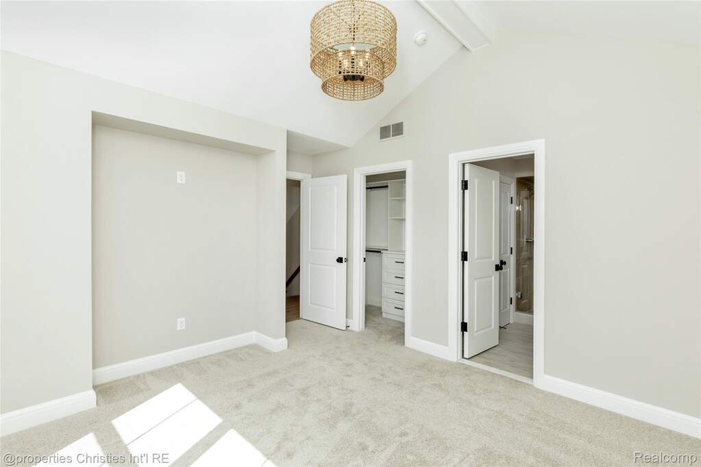 5 Bedroom Single Family Home/House's Image 33