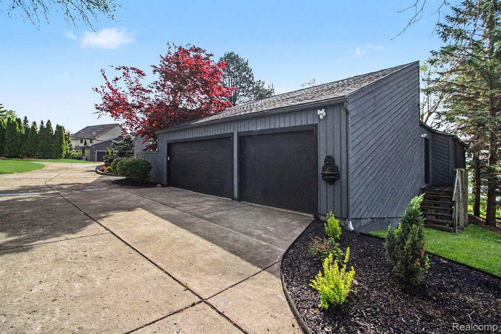 5 Bedroom Single Family Home/House's Image 12