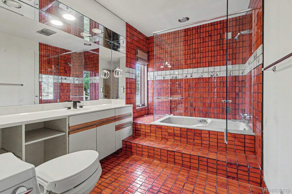 5 Bedroom Single Family Home/House's Image 34