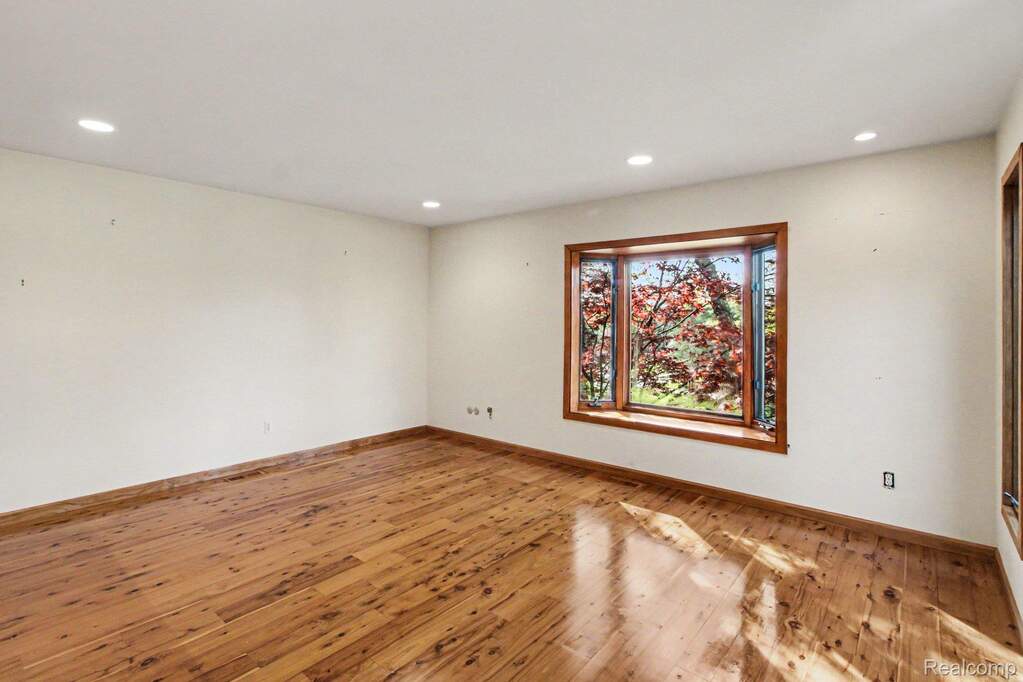 5 Bedroom Single Family Home/House's Image 37
