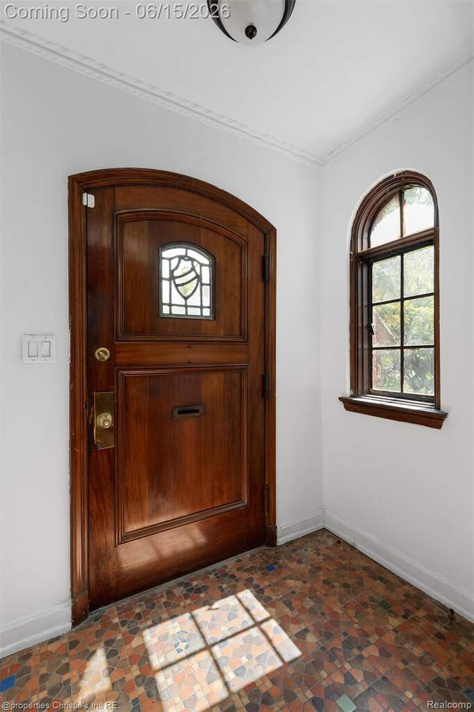 5 Bedroom Single Family Home/House's Image 7