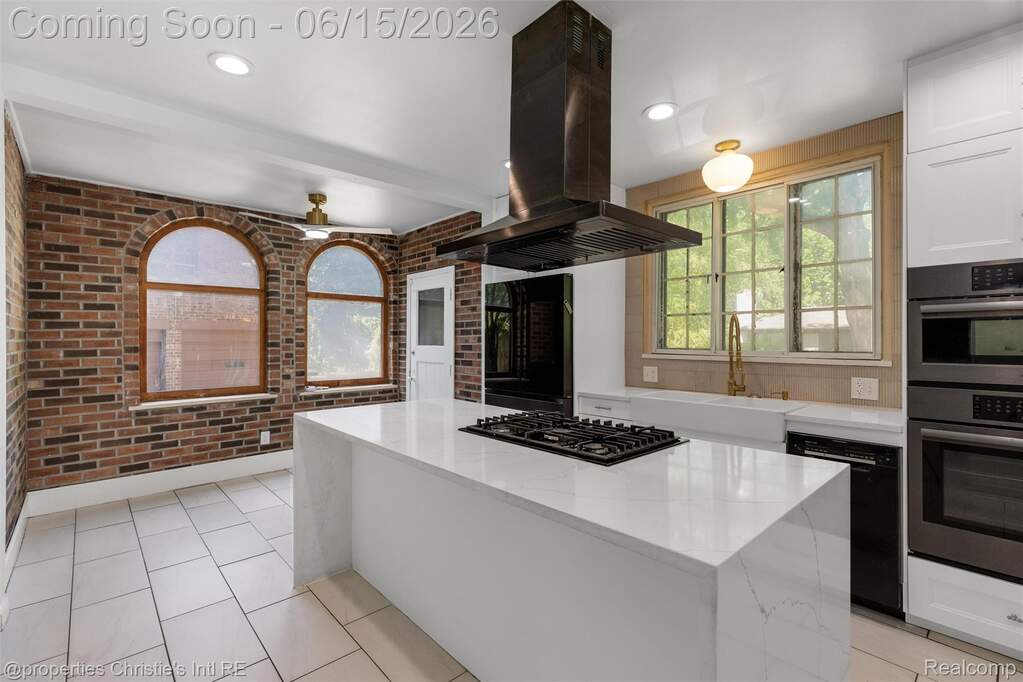 5 Bedroom Single Family Home/House's Image 27